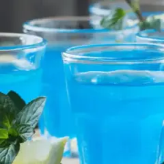 Jak zrobić niebieskiego drinka - proste przepisy na kolorowe koktajle