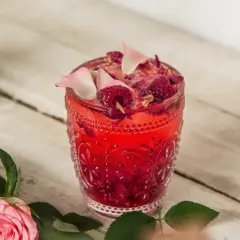 Pyszne drinki z syropem malinowym, które zaskoczą Twoich gości