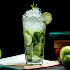Orzeźwiające mojito z lodem, limonką i miętą. Czy wiesz, ile procent alkoholu ma mojito? To zależy od przepisu, ale zazwyczaj ok. 10-15%.