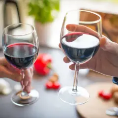 Skutki zbyt wysokiej temperatury serwowania: czerwone wino grzać nie warto, bo traci smak. Dwie kieliszki wina.
