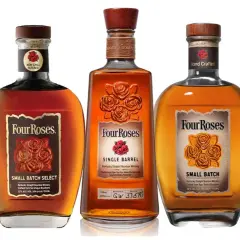 Trzy butelki Four Roses: Single Barrel, Small Batch i Small Batch Select. Różnica między Single Cask a Small Batch podkreśla unikalność każdej partii.