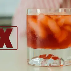 Czerwony znak "X" obok drinka z lodem. Dlaczego negroni musi być mieszane, a nie wstrząsane w shakerze, by zachować idealny smak.