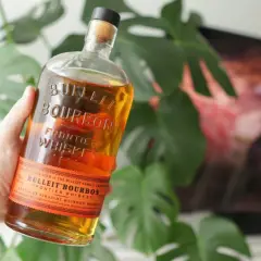 Bulleit Bourbon, choć z Kentucky, inspiruje pytania o inne regiony produkcji whisky w USA.