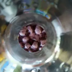 Kamień winny w kieliszku, który może wpływać na jakość i smak wina.