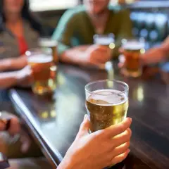 Ile czasu trwa trzeźwienie po czterech piwach? Sprawdź to teraz