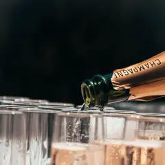 Szampan nalewany do kieliszków. Dlaczego wino musujące typu Prosecco jest tańsze od Szampana? Różnice w metodach produkcji i pochodzeniu.