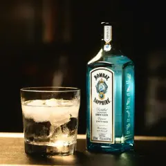 Szklanka z lodem i butelka ginu Bombay Sapphire. Tani tonik do rzemieślniczego ginu to strata aromatu, gin traci swój charakter.