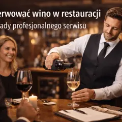 Kelner serwuje wino, prezentując zasady profesjonalnego serwisu i etykiety w restauracji.