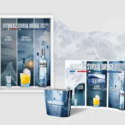 Wódka Amundsen w zimowej scenerii. Czy wódka Amundsen ma dozownik? Reklama zachęca do odkrywania.