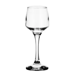 Elegancki kieliszek do wódki, idealny do degustacji. Jego pojemność to zazwyczaj 25-50 ml, co pozwala docenić smak i aromat.