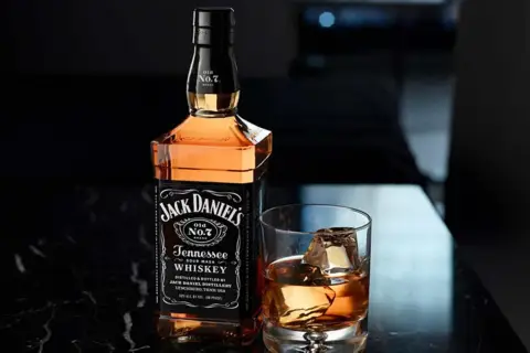 Butelka Jack Daniel's Tennessee Whiskey i szklanka z lodem. Idealny sposób, jak pić Jacka Danielsa, by docenić jego smak.