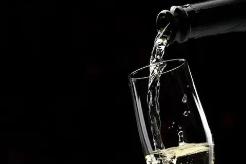 Prosecco leje się do kieliszka. Czy prosecco ma termin ważności? Pijmy póki świeże!