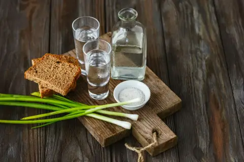 Dwa kieliszki wódki, butelka, chleb, szczypiorek i sól. Tak smakuje wódka zero, czysta i orzeźwiająca.