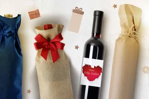 Eleganckie sposoby, jak ładnie zapakować butelkę wina: w granatowym woreczku, jutowym z czerwoną kokardą, lub w papier ozdobny.