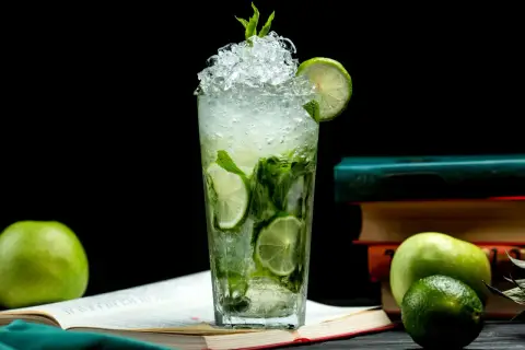Orzeźwiające mojito z lodem, limonką i miętą. Czy wiesz, ile procent alkoholu ma mojito? To zależy od przepisu, ale zazwyczaj ok. 10-15%.