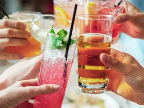 Ile kalorii ma 50 ml wódki? Zaskakujące fakty o alkoholu