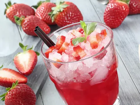 Pyszny drink z mrożonych truskawek i wódki, który orzeźwia każdego