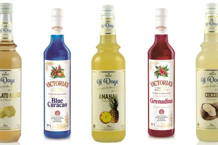 Pięć butelek syropów do drinków: czekoladowy, blue curacao, ananasowy, grenadyna i kokosowy. Idealne do letnich koktajli.