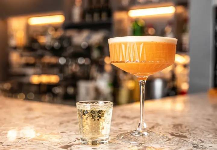 Jak zrobić syrop z marakui do Pornstar Martini? Przepis DIY na ten tropikalny drink.