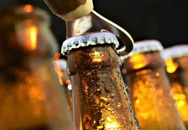 Chłodne piwo w butelkach, gotowe do otwarcia. Zastanawiasz się, ile alkoholu jest w piwie?