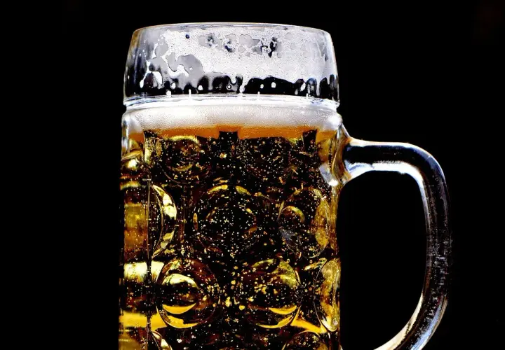 Piana na piwie w kuflu, widoczne bąbelki, jak objawy przegrzania drożdży podczas zadawania do brzeczki.
