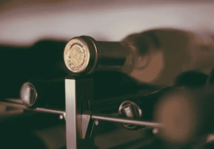 Zbyt kwaśne wino domowe? Objawy sfermentowanego wina i jak uratować warkę.