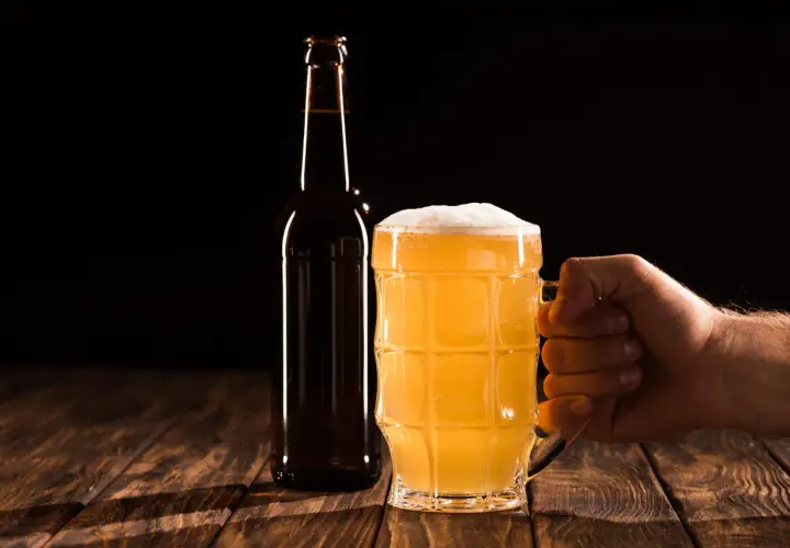 Jak zrobić piwo wędzone (rauchbier)? Dobór słodu i stopień wędzenia to klucz do sukcesu. Oto kufel pełen złotego trunku.
