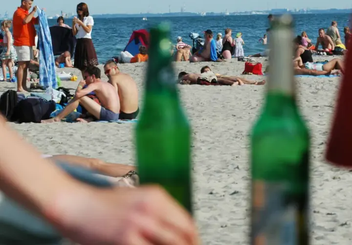 Czy można pić piwo na plaży? Oto co musisz wiedzieć o przepisach