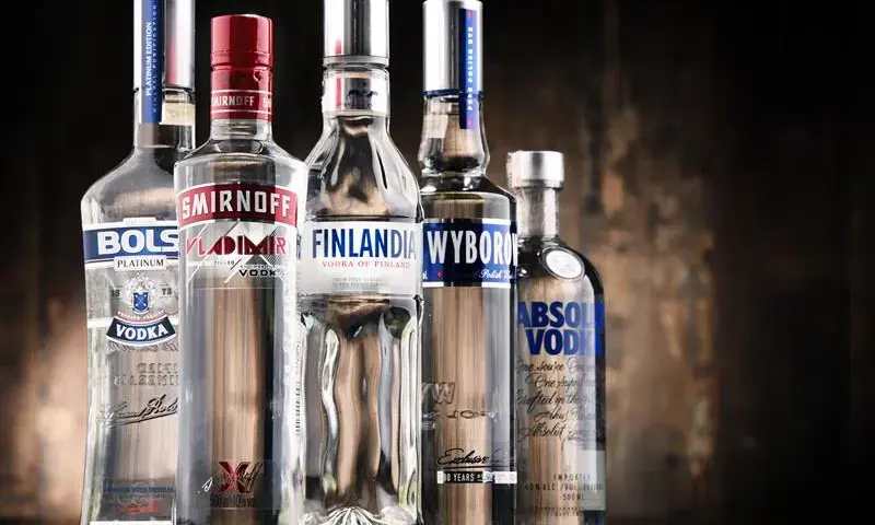 Ile kosztuje butelka wódki? Ceny, które Cię zaskoczą!