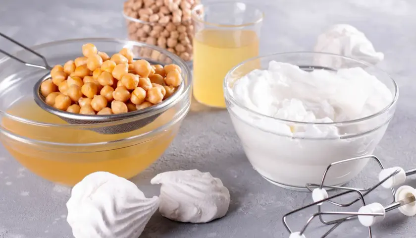 Czy warto stosować zamienniki białka jaja (aquafaba) w drinkach wegańskich? Na zdjęciu ciecierzyca, aquafaba i ubita pianka.