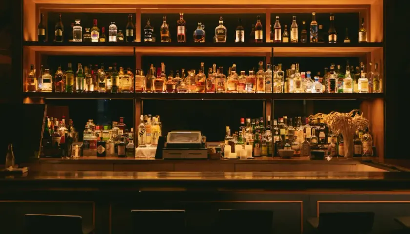Elegancki bar z butelkami wódek świata. Idealne miejsce, by zaplanować bar tematyczny z wódkami świata na event.
