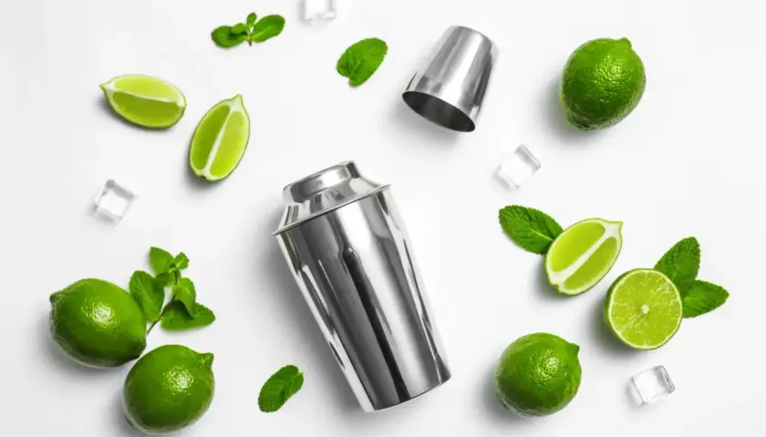 Shaker bostoński i cobbler – który wybrać? Limes, mięta i lód do drinków.