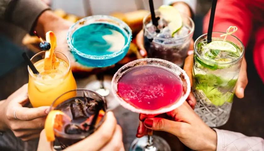 Kolorowe drinki z owocami i lodem. Jak zbalansować kwasem zbyt dużą słodycz w drinku?