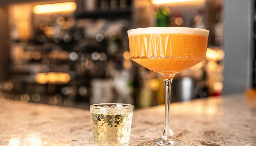 Jak zrobić syrop z marakui do Pornstar Martini? Przepis DIY na ten tropikalny drink.