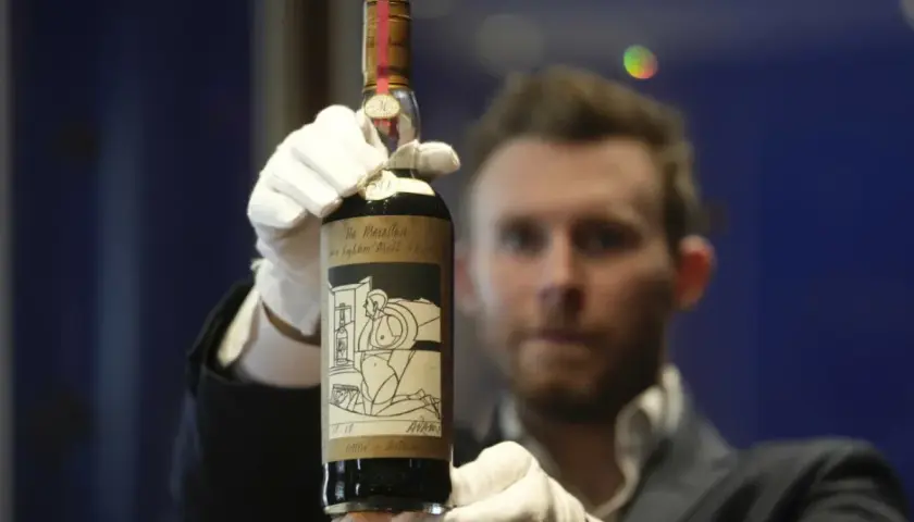 Ręce w białych rękawiczkach prezentują butelkę Macallan 1926. Czy to rekordowe jakie są najdroższe butelki whisky świata aukcyjne 2026?