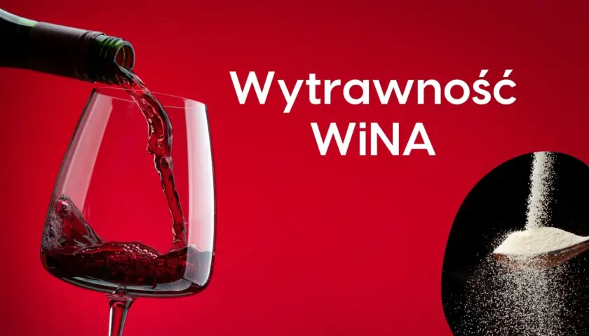 Czerwone wino nalewane do kieliszka i łyżka cukru. Kluczowa jest różnica między winem wytrawnym a półwytrawnym: zawartość cukru.
