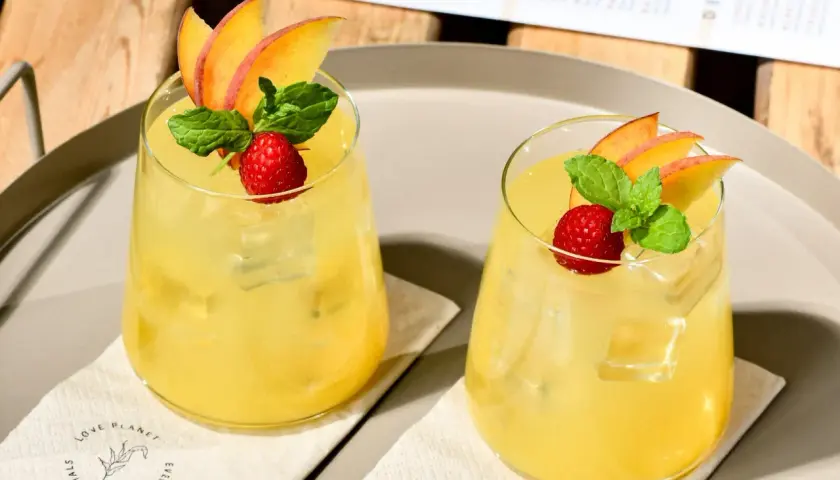 Jak przygotować drinki typu "mocktails" (bezalkoholowe) które nie są sokiem? Orzeźwiające, żółte napoje z brzoskwinią, maliną i miętą.