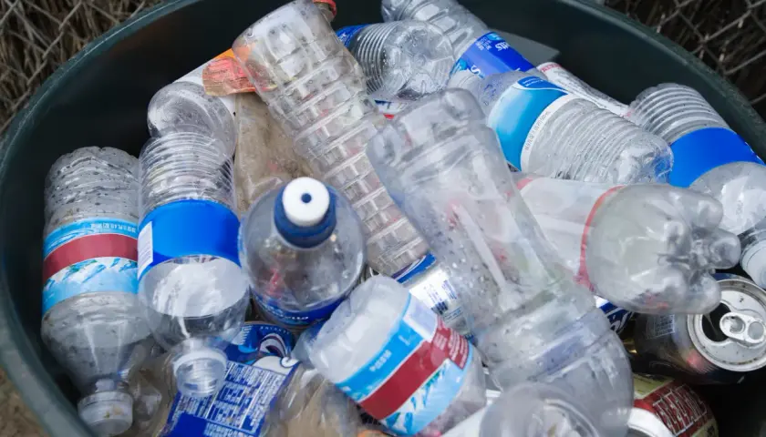 Plastikowe butelki w koszu mogą stać się "granatami" w piwnicy. Unikaj wybuchania butelek, nie przechowując ich w cieple i słońcu.