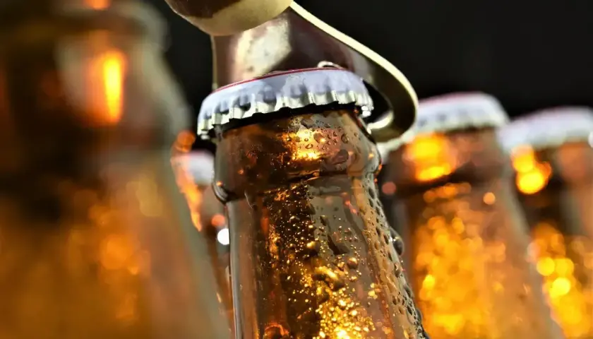 Chłodne piwo w butelkach, gotowe do otwarcia. Zastanawiasz się, ile alkoholu jest w piwie?