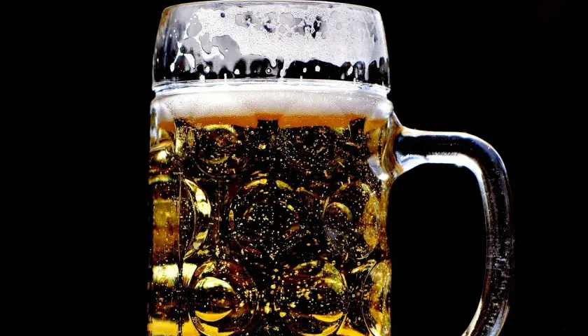 Piana na piwie w kuflu, widoczne bąbelki, jak objawy przegrzania drożdży podczas zadawania do brzeczki.