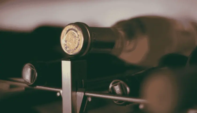 Zbyt kwaśne wino domowe? Objawy sfermentowanego wina i jak uratować warkę.