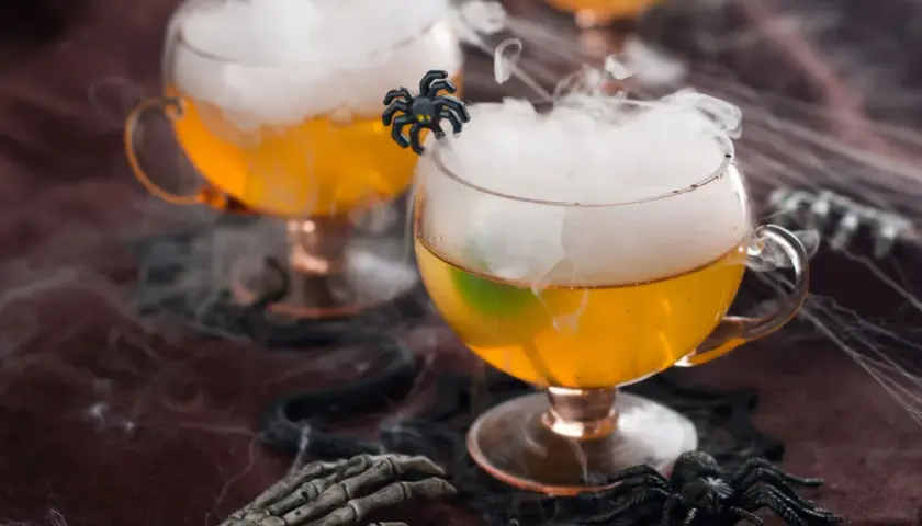 Jak przygotować drinki z jadalnym brokatem i dymem z suchego lodu: przerażające, mgliste napoje z pająkami i szkieletem.