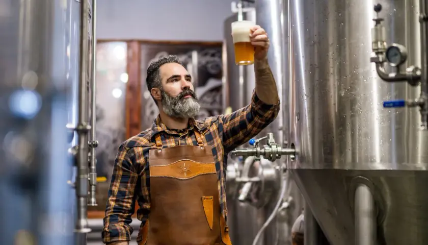 Browarnik ocenia piwo, analizując różnicę między piwem typu lager a ale w procesie fermentacji.