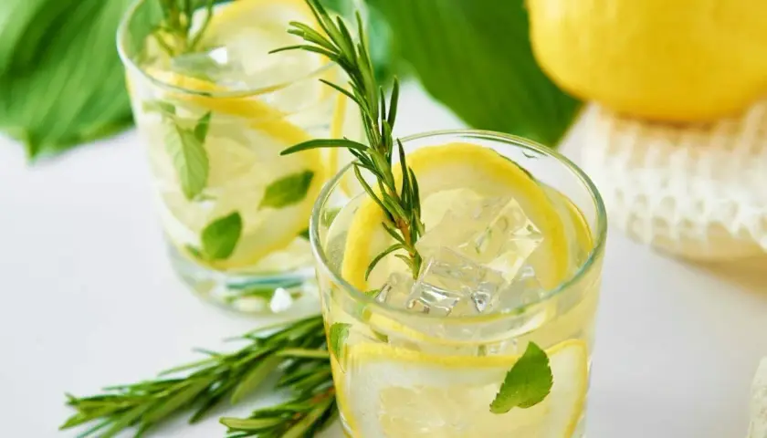 Najlepsze drinki z wódką cytrynową, które zaskoczą Twoich gości