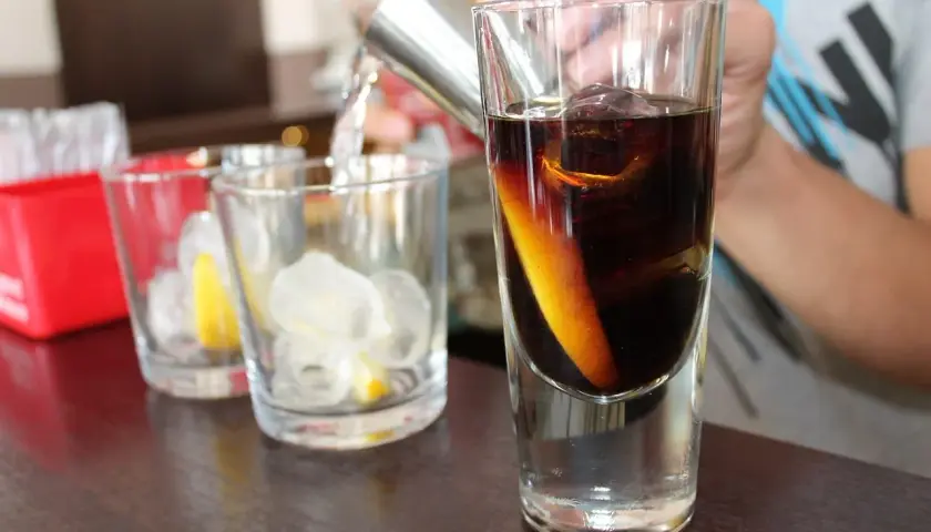 Przyczyny rozwarstwiania się shotów warstwowych jak wlewać po łyżce: ciemny alkohol tworzy warstwę na jasnym.