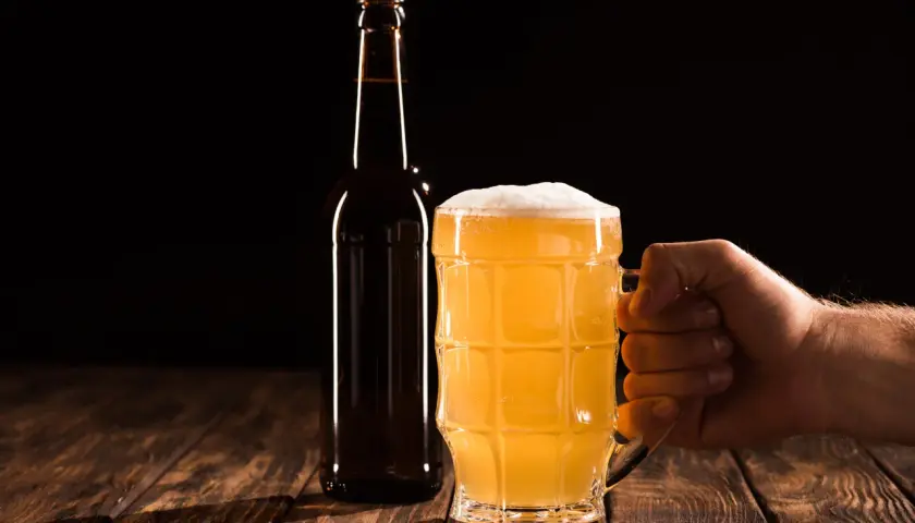 Jak zrobić piwo wędzone (rauchbier)? Dobór słodu i stopień wędzenia to klucz do sukcesu. Oto kufel pełen złotego trunku.