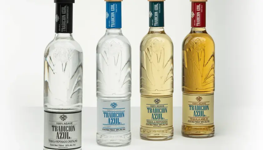 Cztery butelki tequili Tradicion Azul: blanco, reposado cristalino, reposado i añejo. Różnica między tequilą blanco, reposado a añejo w smaku i cenie jest widoczna w kolorze i etykietach.