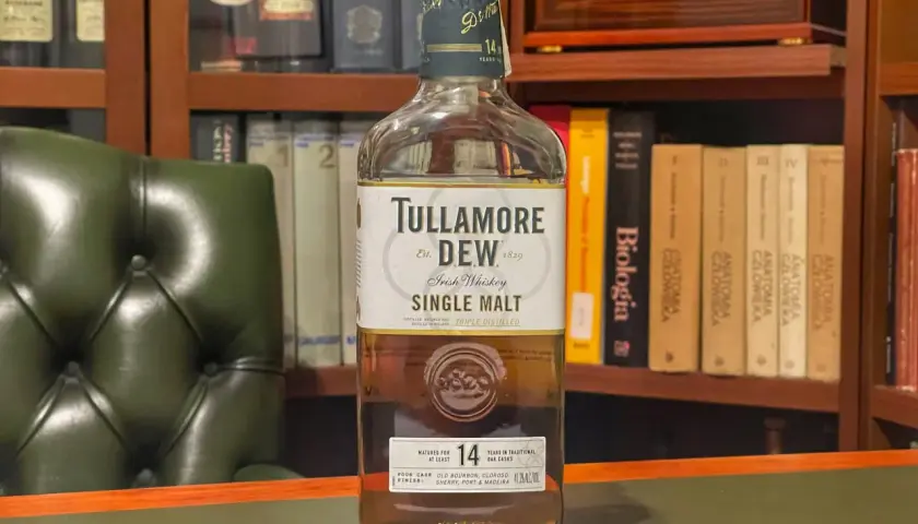 Butelka Tullamore Dew Single Malt 14yo. Czy irlandzka whiskey (pisana przez 'e') jest zawsze łagodniejsza?