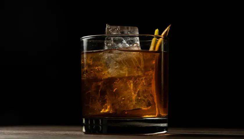 Whisky Old Fashioned z pomarańczą. Czy to zapowiedź, jakie są trendy w koktajlach na bazie whisky na lato 2026?