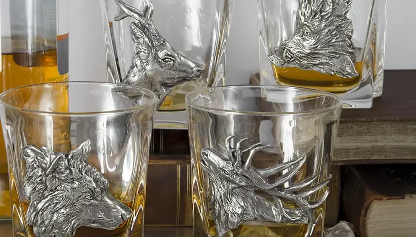Jak nazywa się szklanka do whisky? Odkryj różne rodzaje i ich cechy